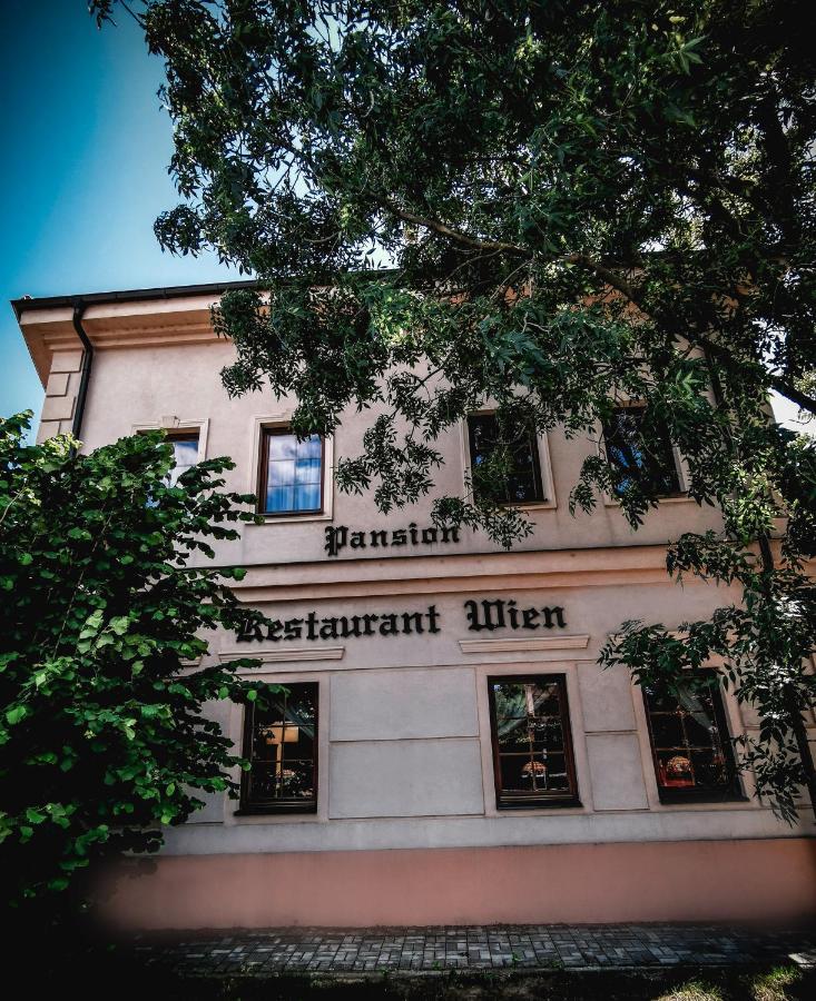 Restaurant Pansion Wien Cierny Brod エクステリア 写真
