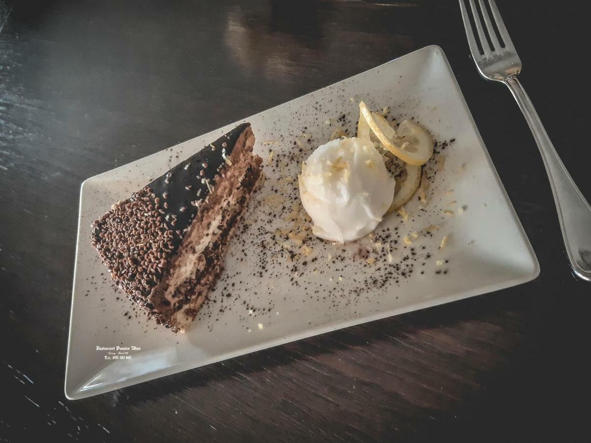 Restaurant Pansion Wien Cierny Brod エクステリア 写真